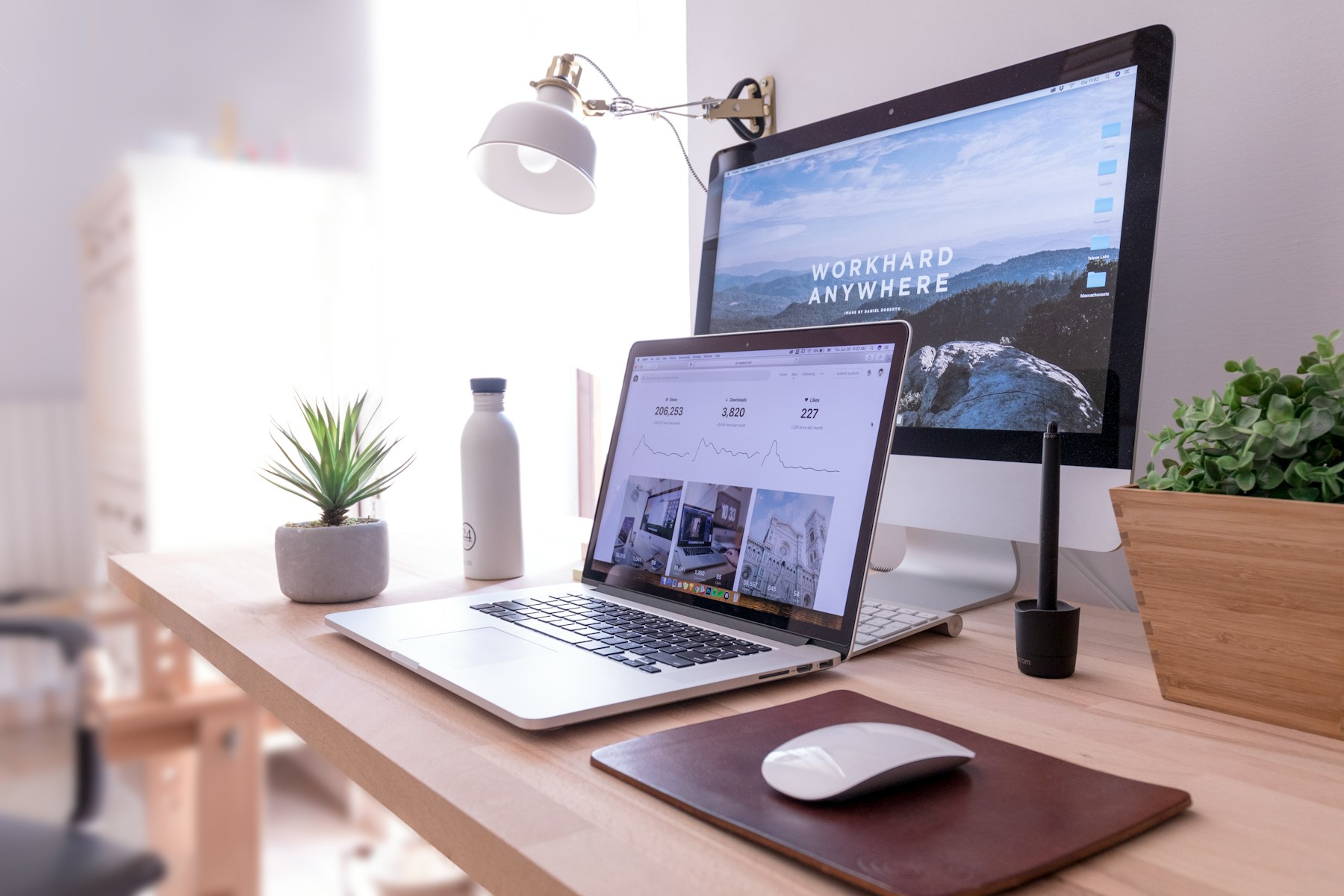 Poste de travail épuré : ordinateur portable et écran synchronisés avec Kubuno
